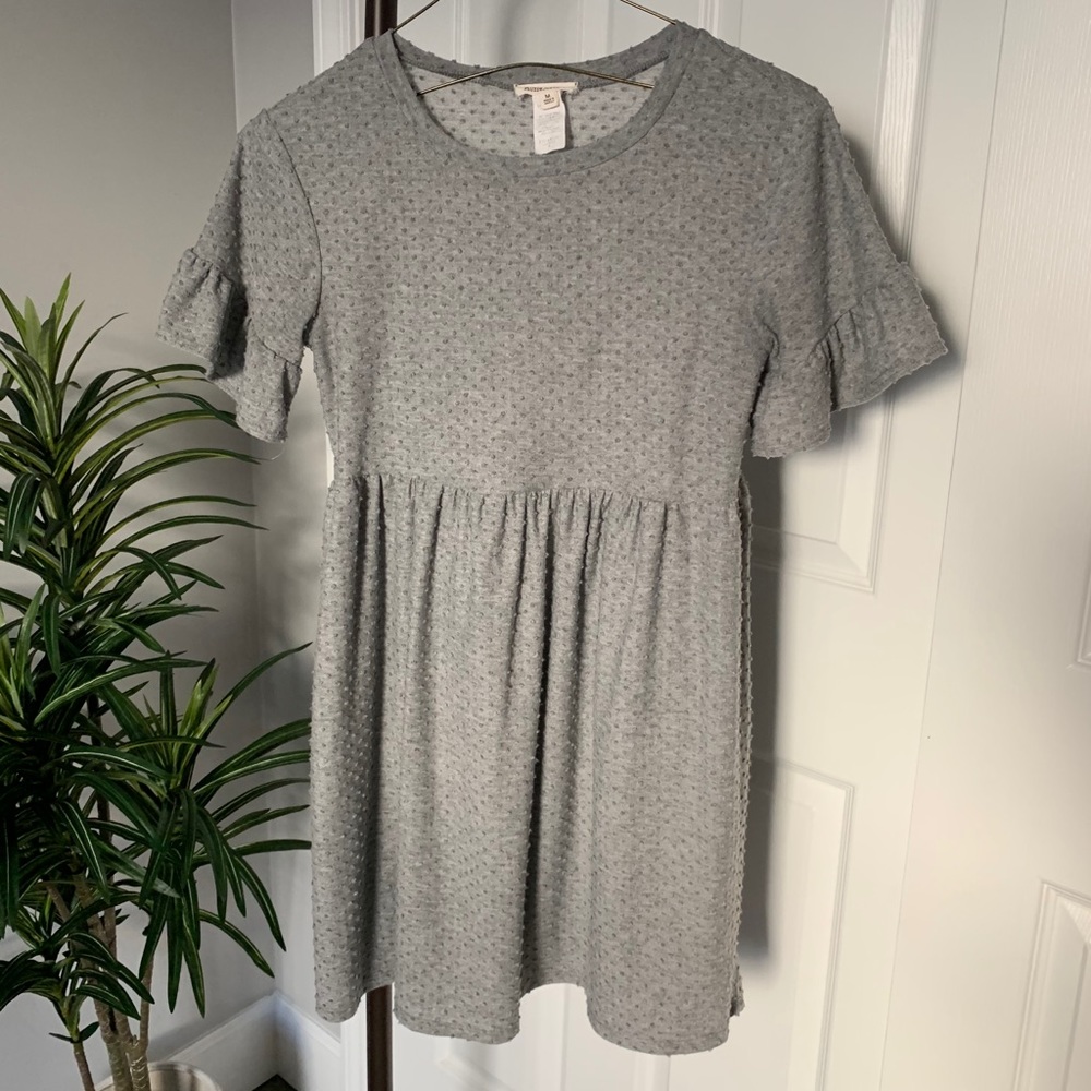 Casual Gray Dress with Flowy Sleeves